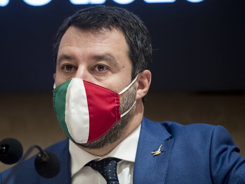 Il governo fa regali ai clandestini. Salvini smaschera Conte