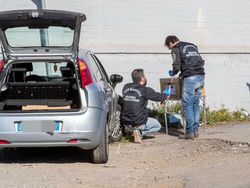 L'inseguimento della Polizia ai rapinatori finisce in dramma: morta una 14enne in uno scontro d'auto