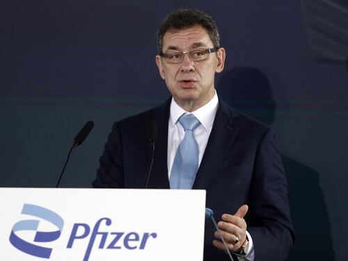 Il numero uno di Pfizer non si accontenta di vendere i vaccini, ora scrive pure libri