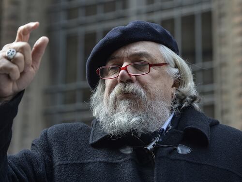 Meluzzi sposa la teoria complottista su Floyd. E il web lo massacra