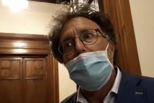 Toghe e molestie, la faccia tosta M5s. Il presidente grillino difende il capo dei giudici del figlio di Grillo...