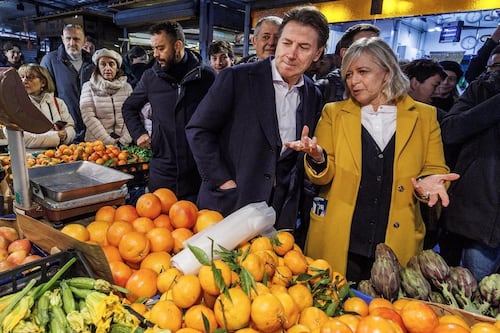 Conte vuole pagare le arance col Pos, come gli risponde il fruttivendolo