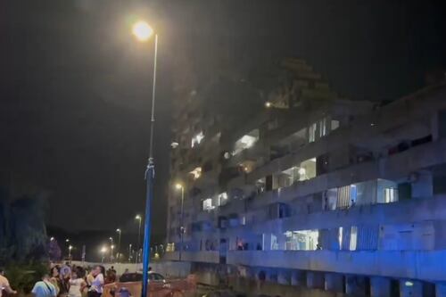 Scampia, crolla un ballatoio: 2 vittime e 13 feriti. Abitanti in strada per lo choc
