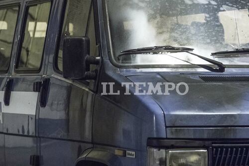 Paura a Roma, bottiglia incendiaria contro la polizia