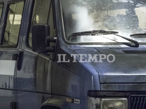 Paura a Roma, bottiglia incendiaria contro la polizia