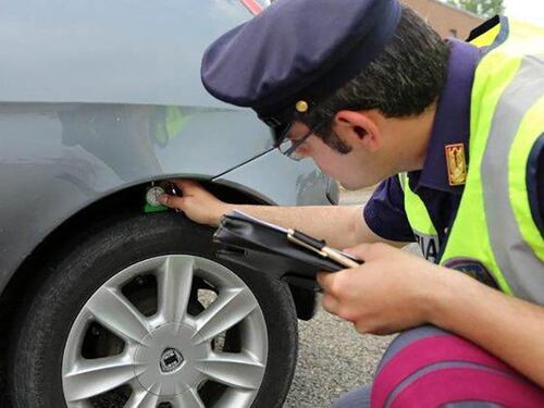 Sempre più auto con pneumatici fuorilegge