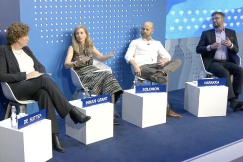 A Davos vogliono "ricalibrare" la libertà di parola. Proposta al World Economic Forum, e nessuno fa una piega