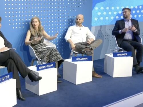 A Davos vogliono "ricalibrare" la libertà di parola. Proposta al World Economic Forum, e nessuno fa una piega