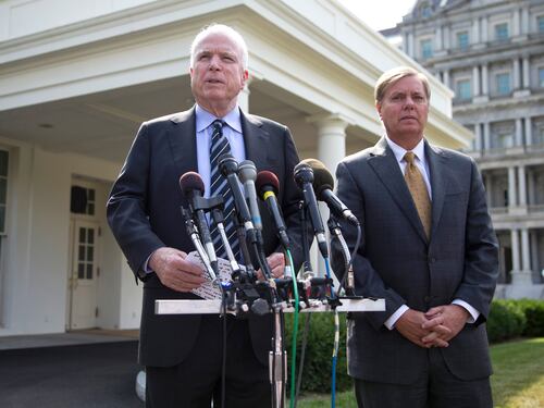 McCain spinge Obama a intervenire subito in Siria