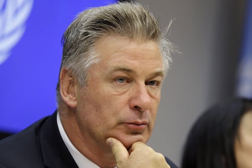 Alec Baldwin, ecco la spiegazione del dramma: pistola usata con proiettili veri dalla troupe