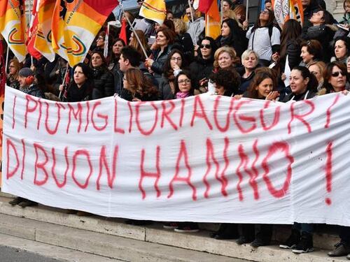 Maestre in piazza: "I più migliori auguri". Parodia degli strafalcioni della Fedeli