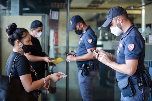 Covid, mascherine non a norma comprate da Arcuri: non proteggono dal virus. È caccia tra i poliziotti