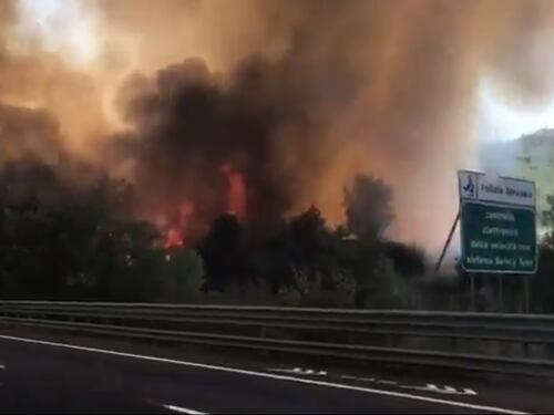 Incendio vicino all'A1: autostrada chiusa per ore a Roma Nord