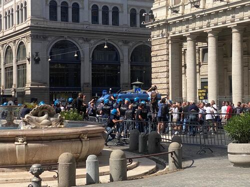 Roma, i tassisti forzano il blocco davanti a Palazzo Chigi: la reazione della polizia
