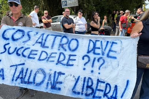Tor Cervara si ribella: "Demolire il palazzo degli immigrati stupratori"