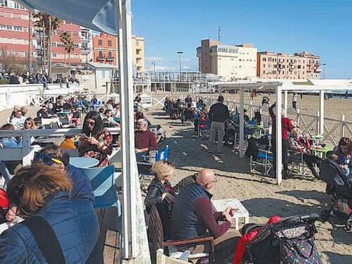 Romani incoscienti, tutti al mare o in fraschetta