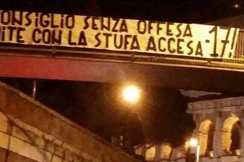 Lo striscione dei giallorossi in risposta ai laziali: "Dormite con la stufa accesa"