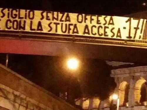 Lo striscione dei giallorossi in risposta ai laziali: "Dormite con la stufa accesa"