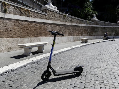 Perugia, tunisino ruba vestiti e prova la fuga in monopattino ma viene arrestato e condannato