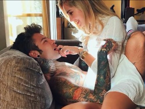 Fedez incanta Roma con J-Ax. Ferragni si rilassa in Toscana aspettando le nozze