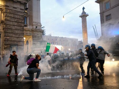 Roma, dopo l'assalto dei no green pass alla Cgil scattano altre 24 denunce: "Devastazione e danneggiamento"