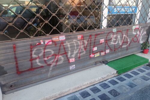 I comunisti non smettono con le minacce: vandalizzata la sede del comitato della Lega a Roma