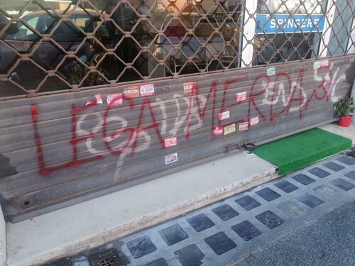 I comunisti non smettono con le minacce: vandalizzata la sede del comitato della Lega a Roma