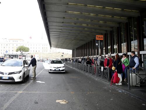 Roma, bacchettata Antitrust: "Servizio taxi inadeguato"
