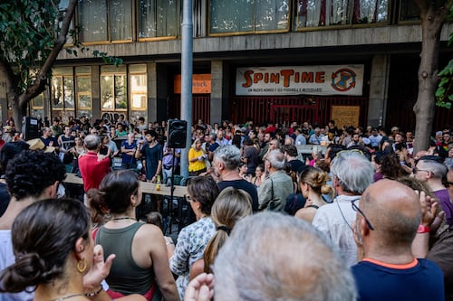 Gli occupanti presidiano Spin Time dopo l'incendio: "Non ce ne andiamo"