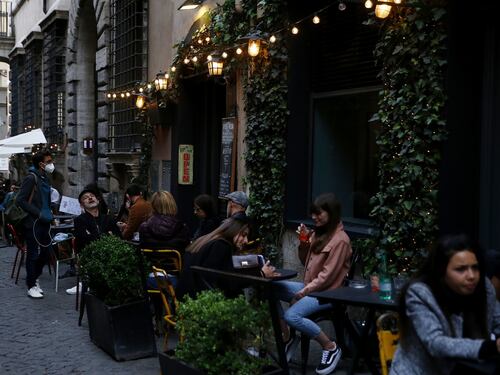 Bar e locali di Roma provano a salvare la notte: l'autodifesa della movida e gli steward