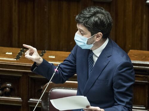Covid, il 2 dicembre il piano vaccini. Speranza: "Lo gestirà lo Stato, non le Regioni"