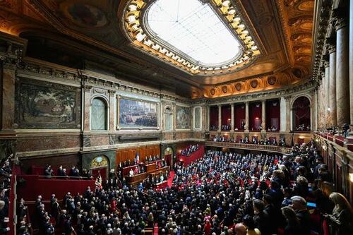 Francia, il senato boccia il disegno di legge sul suicidio assistito