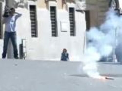 Scontri a Montecitorio. Botte e uova agli agenti