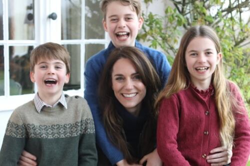 Kate Middleton, la foto è un caso. "Manipolata": i dettagli che non tornano