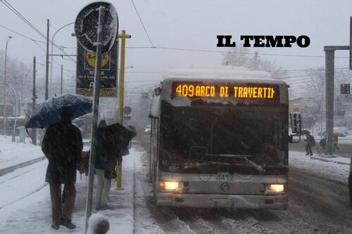 Neve a Roma, autobus e treni vanno in tilt