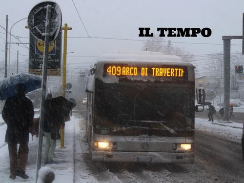 Neve a Roma, autobus e treni vanno in tilt