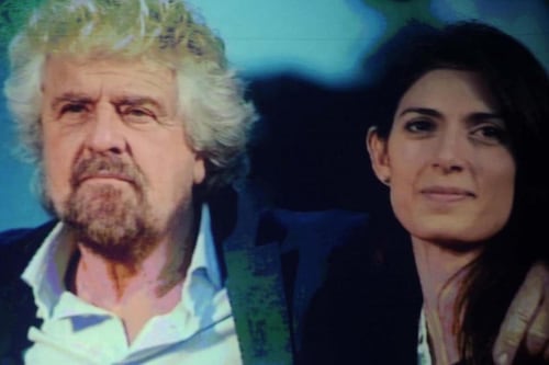 Il sonetto di Grillo per la Raggi: gente de fogna, Roma nun te merita. Lei: Vado avanti