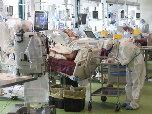 Covid, quanti saranno i morti tra novembre e gennaio 2024: la profezia del matematico