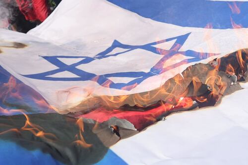 Roma, al corteo pro-Pal vince l’odio: bruciate bandiere di Ue, Nato ed Israele