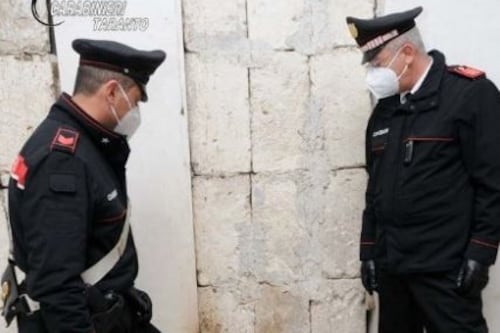 Uccidono cucciolo di cane a sassate, lo bruciano e poi socializzano il video. Indagati nel tarantino 3 minori