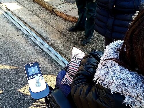 Solo tram senza pedana, protesta sui binari. E Atac denuncia la disabile