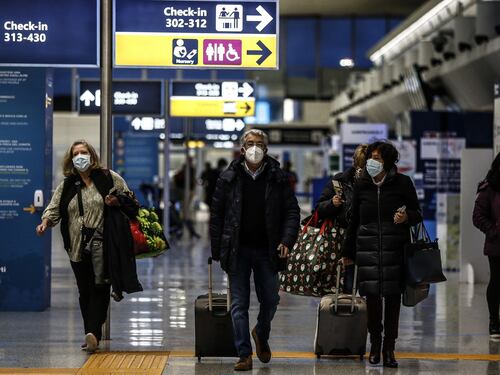 Quarantena di 5 giorni anche per chi viaggia in Europa. La nuova stretta di Speranza