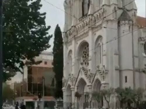 Attentato nella cattedrale di Nizza. Tre morti, decapitata una donna