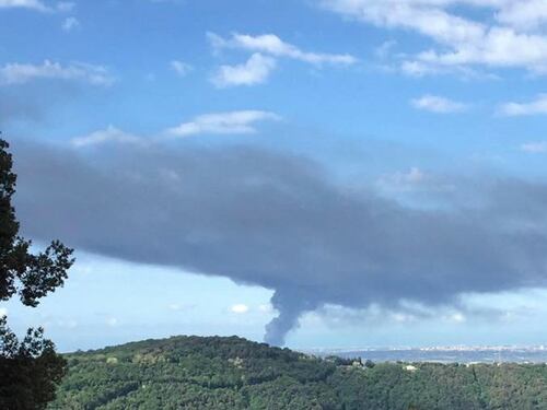 Nube tossica su Roma sud, scontro sui controlliL'Arpa: "Nei limiti". Ma mancano i risultati su diossina e amianto