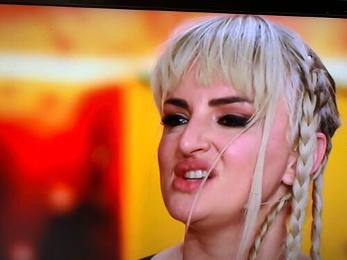 Nessun problema a girare film hard, Arisa fa arrossire Milly Carlucci