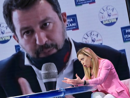 Meloni irritata con Salvini per la batosta di Verona. Ora "basta litigi, vediamoci prima possibile"