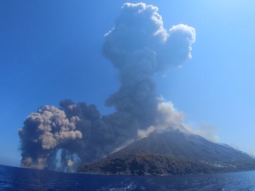 Nuove esplosioni a Stromboli, incendi e panico tra i turisti