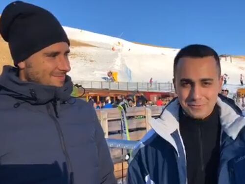 Di Maio-Di Battista di nuovo insieme. Auguri M5S di buon anno sulla neve