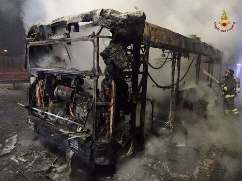 Un altro autobus in fiamme a Roma: distrutta la vettura dell'Atac |VIDEO