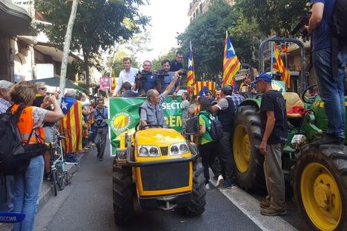 Catalogna, gli elettori occupano i seggi. I trattori invadono Barcellona
